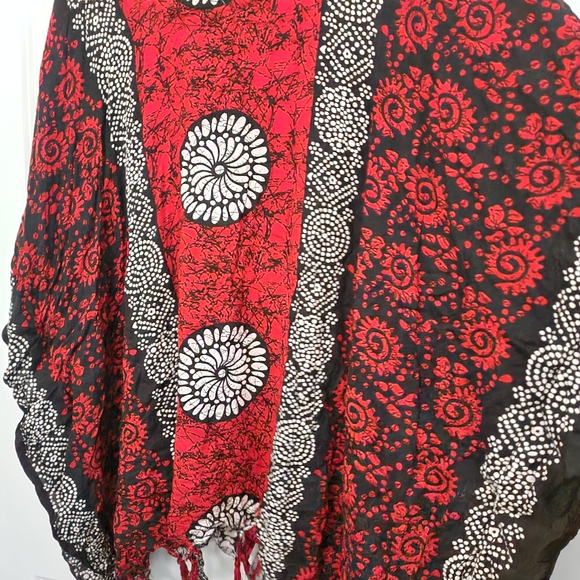 5/$30 Bohemian Print Caftan Style Tunic Top - Picture 2 of 5